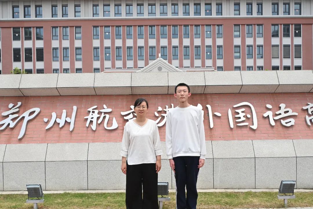 航空港外国语高级中学何泓奕荣获